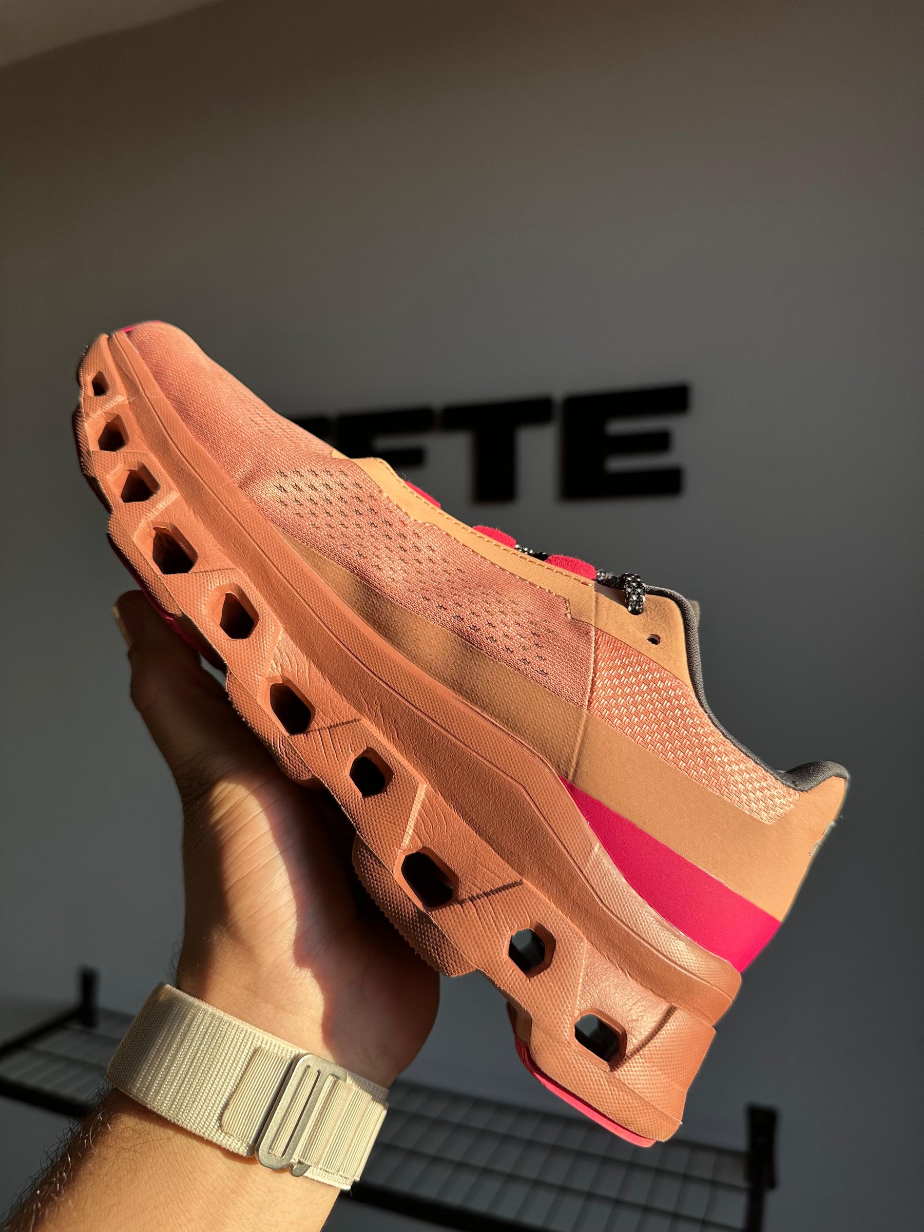 On Cloudmonster 2 Coral (PRONTA ENTREGA)