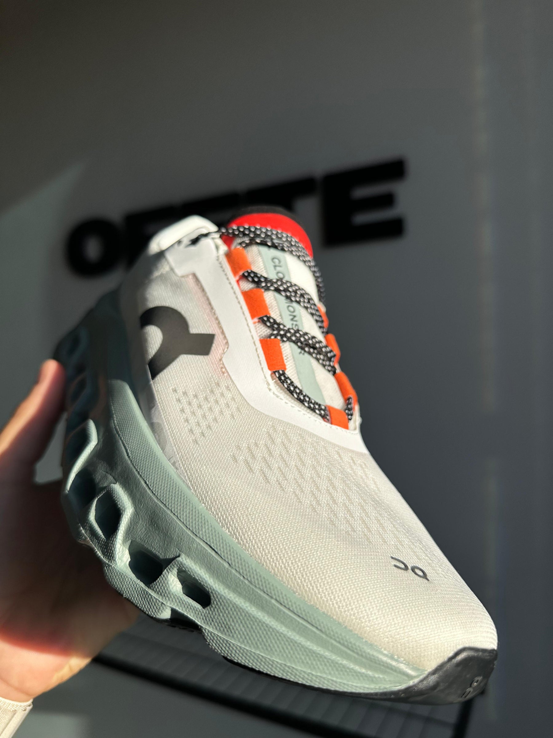 On Cloudmonster Frost/Surfer