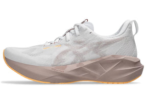 ASICS Novablast 5 Wide - White / Fawn