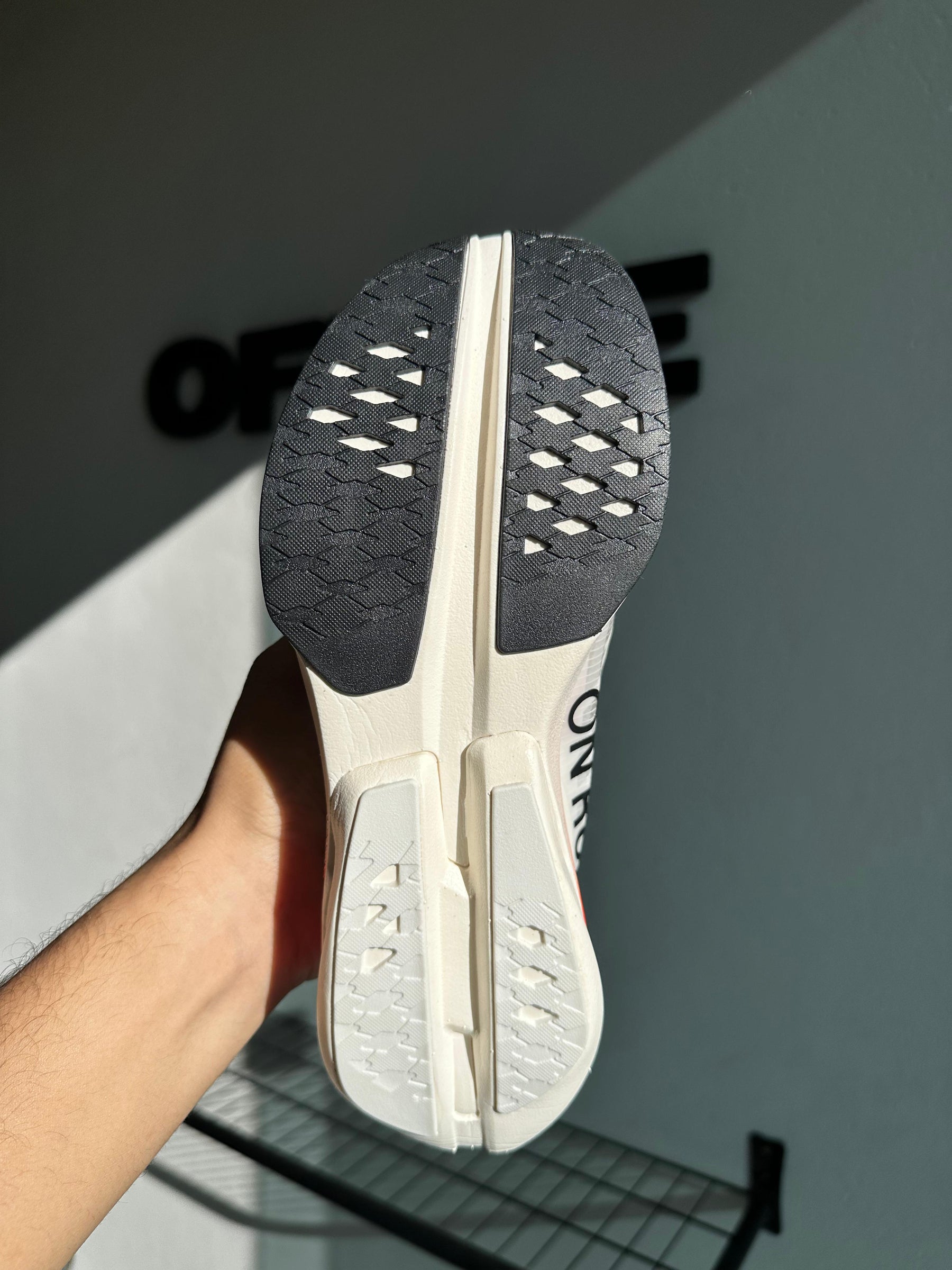 Cloudboom Strike- White | Black (PRONTA ENTREGA)