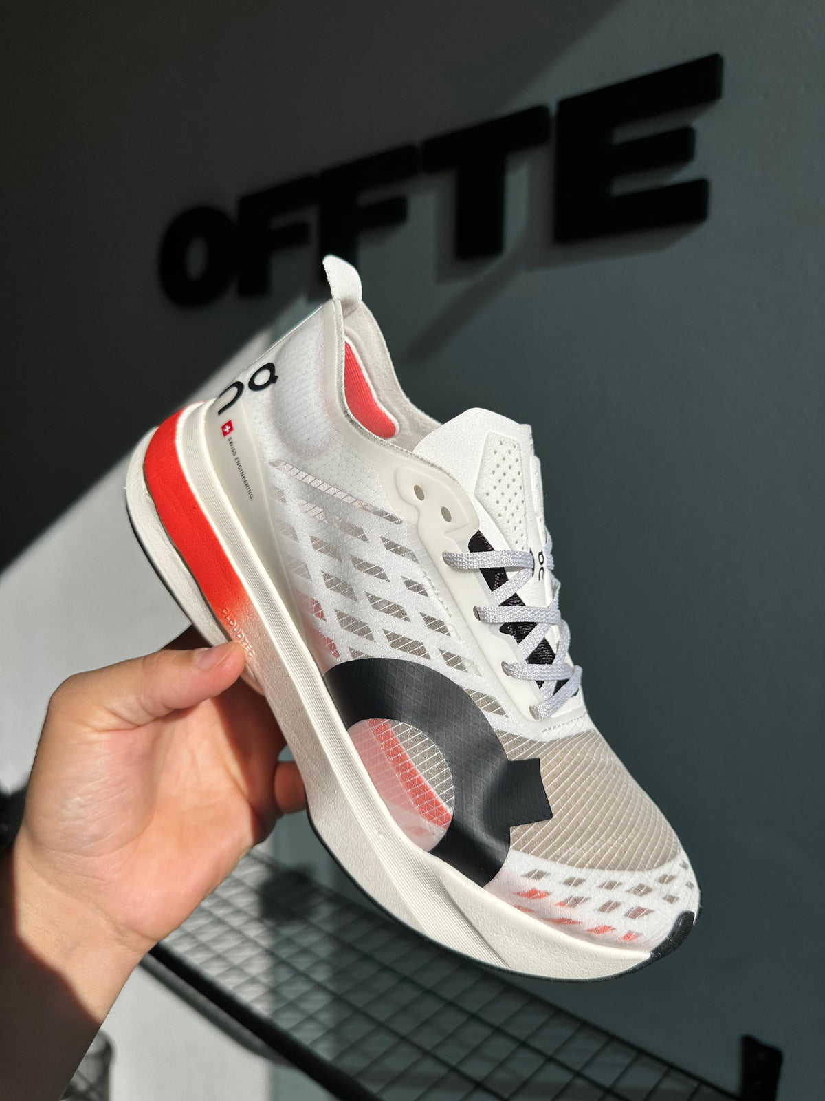 Cloudboom Strike- White | Black (PRONTA ENTREGA)