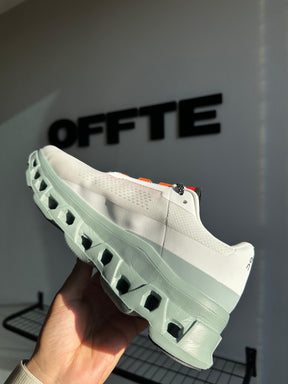 On Cloudmonster Frost/Surfer